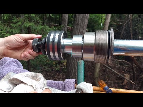 Видео: Dutch the Yooper перепаковывает цилиндр ковша на CASE 580 Super E