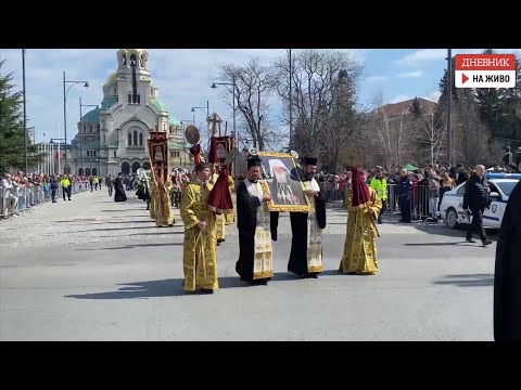 Видео: Литийно шествие изпрати патриарх Неофит до църквата "Св.Неделя", където ще е гробът му