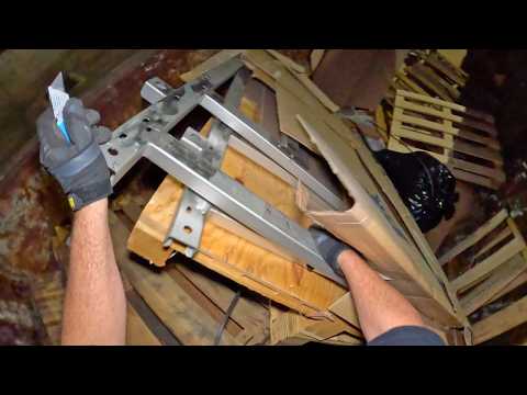 Видео: Копание в мусорном баке: «Вам не следует этим заниматься на работе»