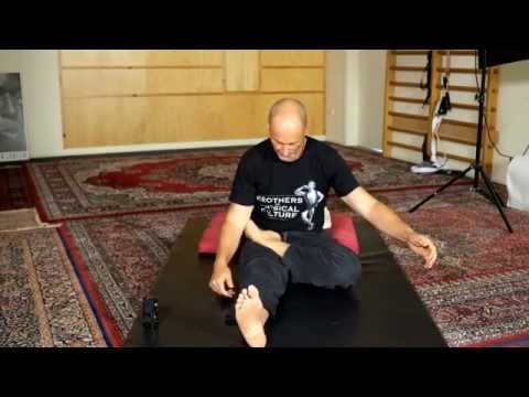 Видео: Как сесть в позу полного лотоса (падмасана) | А стоит ли? Включает два теста