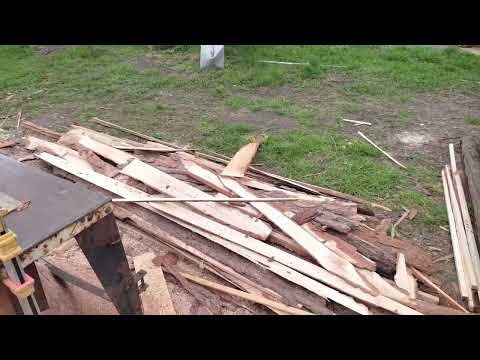 Видео: Дом с мусорки. Доски для крыши из горбыля.