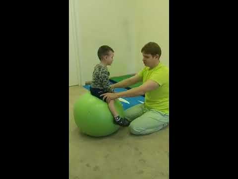 Видео: Реабилитация ребёнка после инсульта Бобат терапия