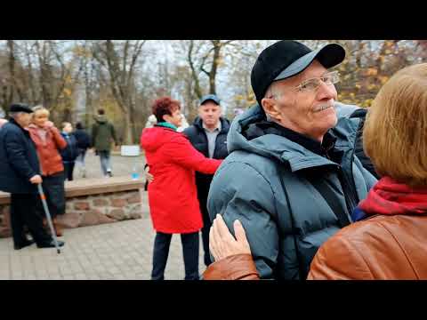 Видео: 7.11.25г... "Тише Люди, ради Бога Тише"... звучит на Танцполе в Гомельском парке... 
