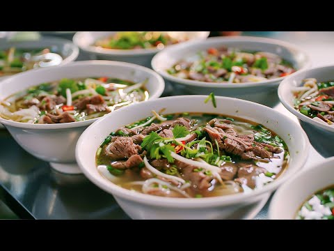 Видео: Безумно вкусно! Коллекция популярной уличной еды на азиатском рынке: лапша с говядиной, бань ми и за