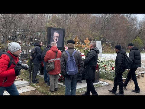 Видео: Друзья и родственники на могиле Александра Градского в День памяти / Ваганьковское кладбище 3 ноября