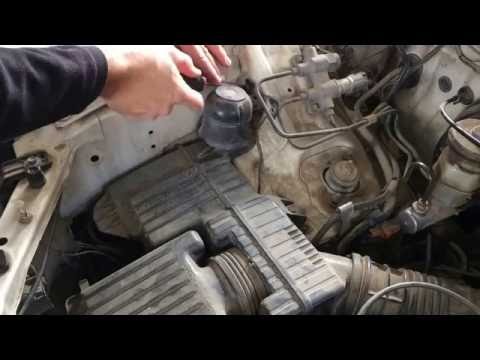 Видео: Замена переднего верхнего рычага на Хонда CR-V 1999 года Honda CR-V