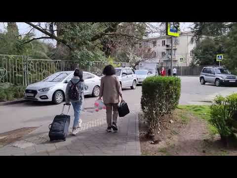 Видео: Sochi walk - center and beach in April 2022, Russia / Прогулка по центру Сочи