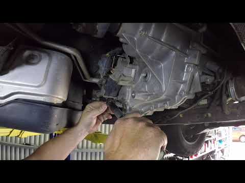 Видео: Замена жидкости в раздаточной коробке Ford Ranger Mazda BT50 — подробная версия