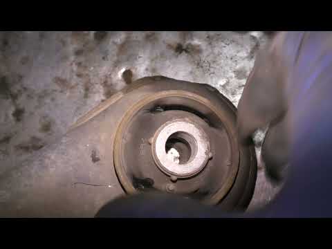 Видео: Замена сайлентблоков переднего рычага и тормозной житкости. Митсубиси Аутландер 2.4 2018 года