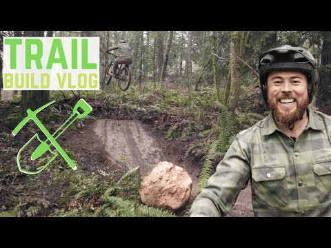 Видео: Строительство трассы для горного велосипеда во дворе: перемещение больших камней и первые прыжки!