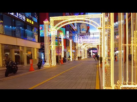 Видео: Волшебная прогулка с рождественскими огнями в Пусане, Корея [4K] Яркие праздничные улицы