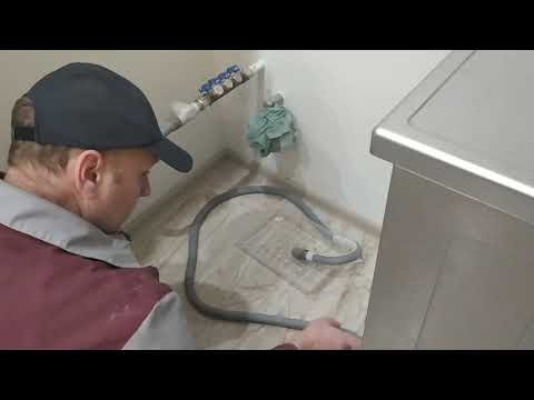 Видео: Как отключить посудомоечную машину отсоединив шланги от слива и водоснабжения - снято на видео