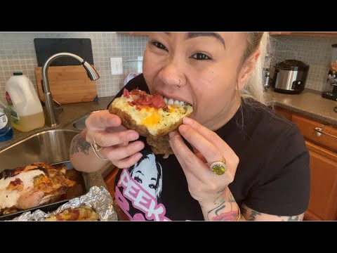 Видео: Готовим пасхальный ужин: запеченная целиком курица, печеный картофель, макароны с сыром, зелень