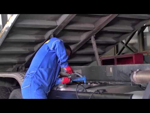 Видео: Установка датчика уровня топлива Omnicomm LLS