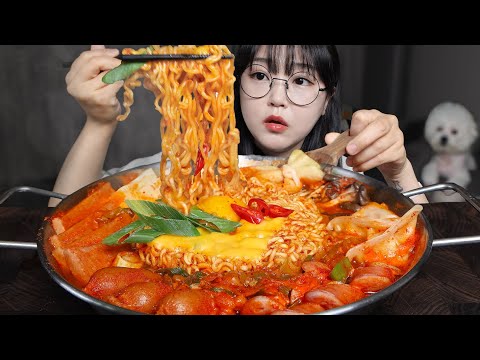 Видео: Ешьте острую тушеную колбасу с рамэном🍲Mukbang ASMR