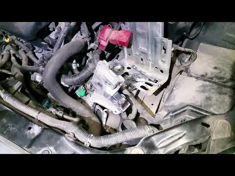 Видео: Nissan Qashqai J10 MR20DE Замена масла в вариаторе.