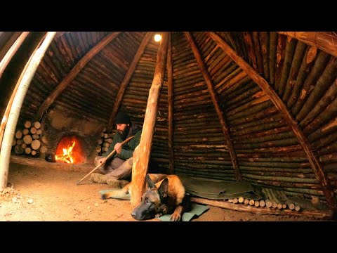 Видео: Строительство охотничьей хижины с камином - Бушкрафт-убежище из дерева и глины (Часть: 2)