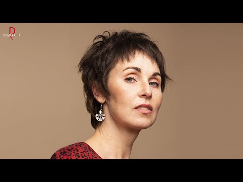 Видео: DEMETRIUS | Женская стрижка на короткие волосы | Как подобрать челку и задать текстуру волосам