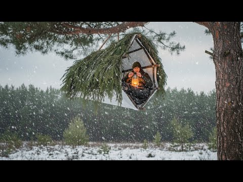Видео: Строю Подвесное Паучье Убежище от Снега и Кабанов: Ночлег в Подвесном Уютном Убежище