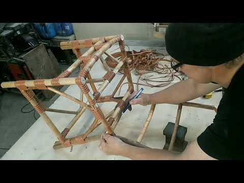 Видео: Плетение ПВХ ротангом. Плетеный стул часть2.