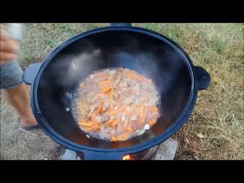 Видео: Тушеная свинина с картошкой в казане на огне