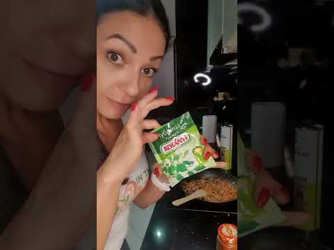 Видео: "Мързеливи" пълнени чушки с овес и пуешка кайма по Зоната