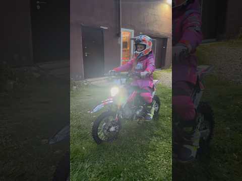 Видео: Дочка ВПЕРВЫЕ СЕЛА НА ПИТБАЙК