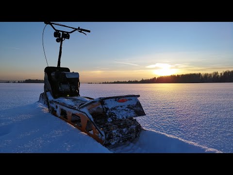 Видео: Испытания мотоснегоката (типа ЭГОИСТ) в глубоком снегу, подъемы, низкая температура