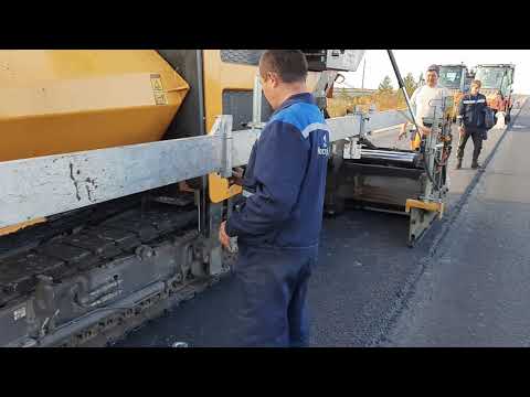 Видео: Установка лыжи на асфальтоукладчик VOLVO