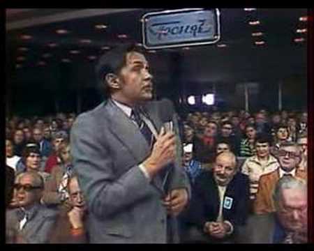 Видео: Роберт Рождественский - Стихи о живой песне