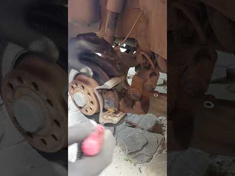Видео: Замена колодок без компьютера на примере Фольцваген Тигуан
