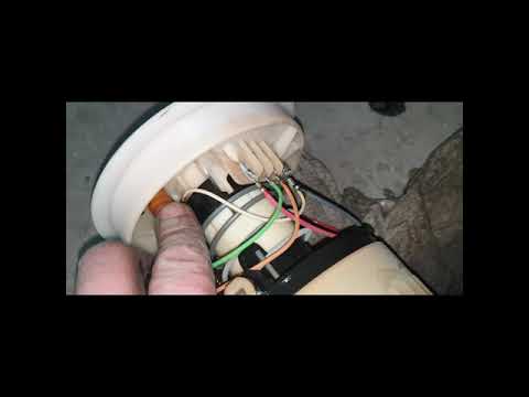 Видео: Mazda 3 замена топливных фильтов