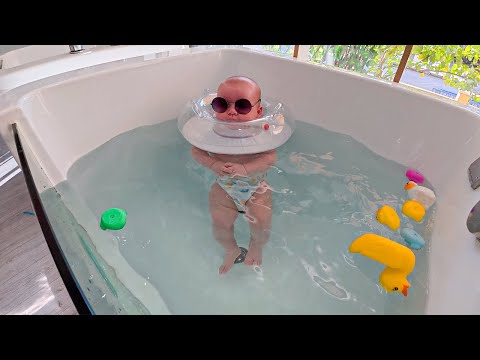 Видео: ДИМЕ 4 МЕСЯЦА🖐 Учимся плавать!