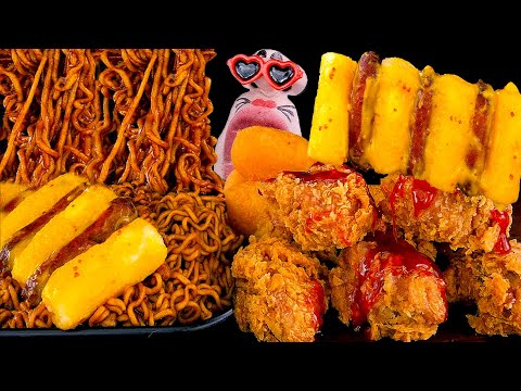 Видео: хрустящая курица и лапша с черными бобами | ASMR-мукбанг от REALMOUTH