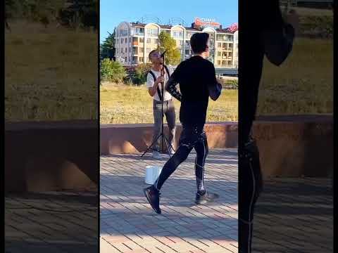 Видео: ГОЛУБЫЕ ГЛАЗА В СОЧИ УЛИЧНЫЙ МУЗЫКАНТ MR CREDO