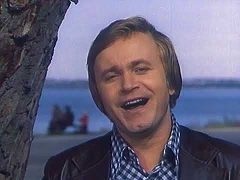 Видео: «НА КАЧЕЛЯХ». Исполняет Евгений Мартынов (муз. Е.Мартынова, сл. О.Гаджикасимова).