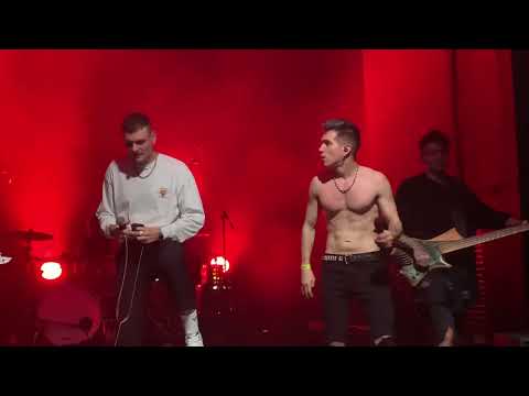 Видео: ТАйМСКВЕР - Самоконтроль (feat. Тони Раут) (СПб, "А2 Спутник", 18.11.2022)