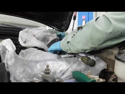 Видео: Land Cruiser 200 дизель. Замена топливного фильтра. Это вам не Туарег🤣