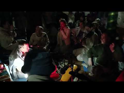 Видео: Nama Amrita group и ЕМ Махимарнава прабху на фестивале Садху Санга. Красиво поют и играют.