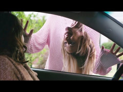 Видео: К ней привязался демон, заставляющий видеть других людей с жуткой улыбкой на лице [пересказ]