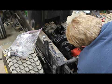 Видео: Установка заднего ВОМ John Deere 318-420: Часть 1