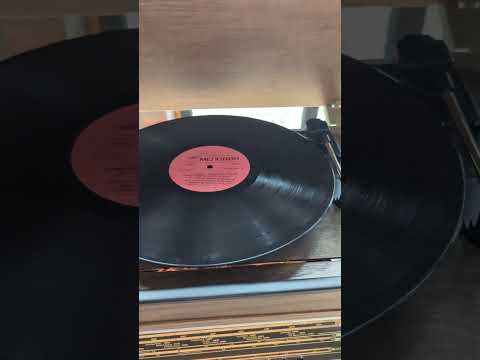 Видео: Радиола Урал 111 с Алисой, полным ФМ радио и современным беспроблемным проигрывателем винила