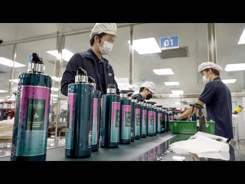 Видео: процесс массового производства пластиковой тары и шампуня.