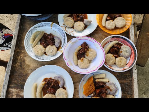 Видео: Завтрак ранним воскресным утром: коричневое рагу, курица, клецки, банан, тыква на дашине