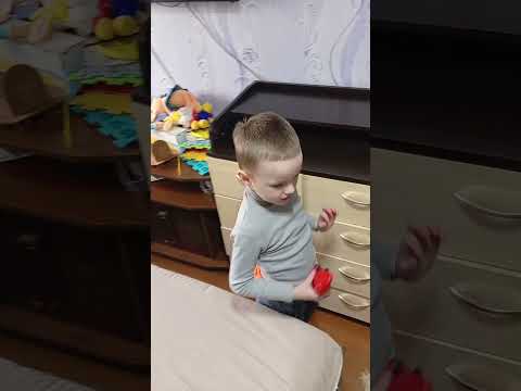 Видео: Пришёл Максим с садика.