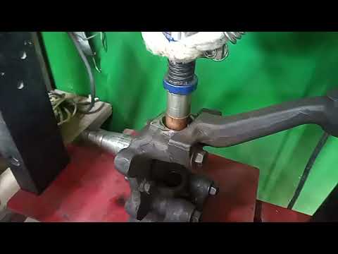 Видео: Замена шкворней ЗИЛ бычок.