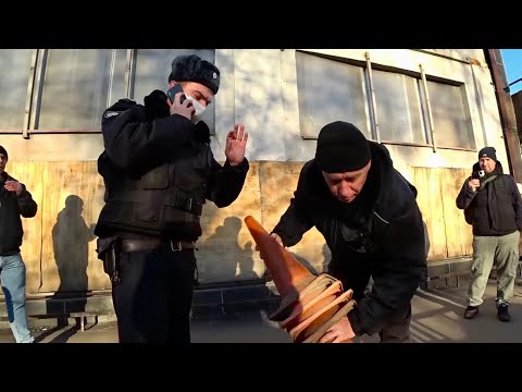 Видео: "МУСОРСКОЕ ХАМЛО?!" Захват парковки. ПОЛИЦИЯ vs ОХРАНА.(#КириллБунин)