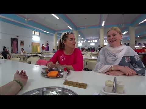 Видео: 17. Котам вискас, детям конфеты, женщинам сари... Путтапарти 2023. Индия.