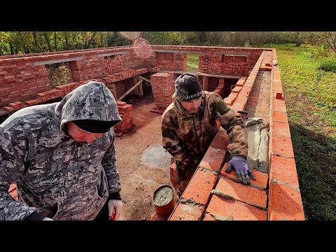 Видео: Как проходит день у каменщиков на стройке. How does a day go for masons at a construction site?