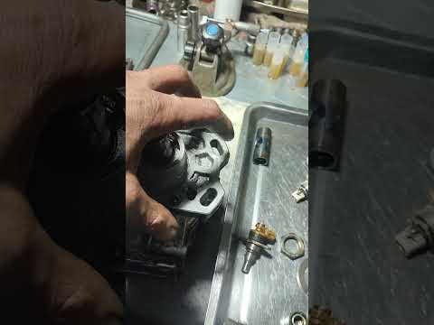 Видео: Тойота ленд крузер 100. Клинит ТНВД после ремонта двигателя.